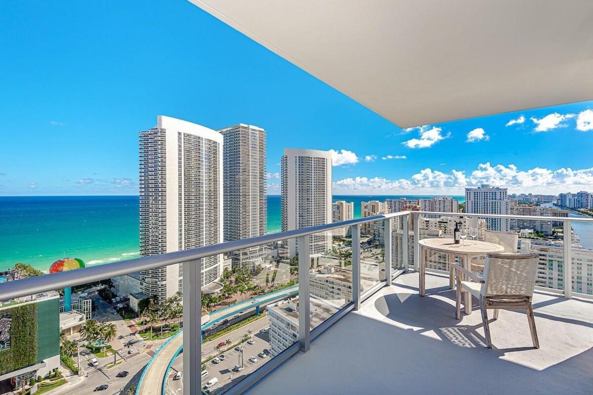 ハリウッドWrap Around Balcony - Insane Views - Amazing Poolsアパートメント エクステリア 写真