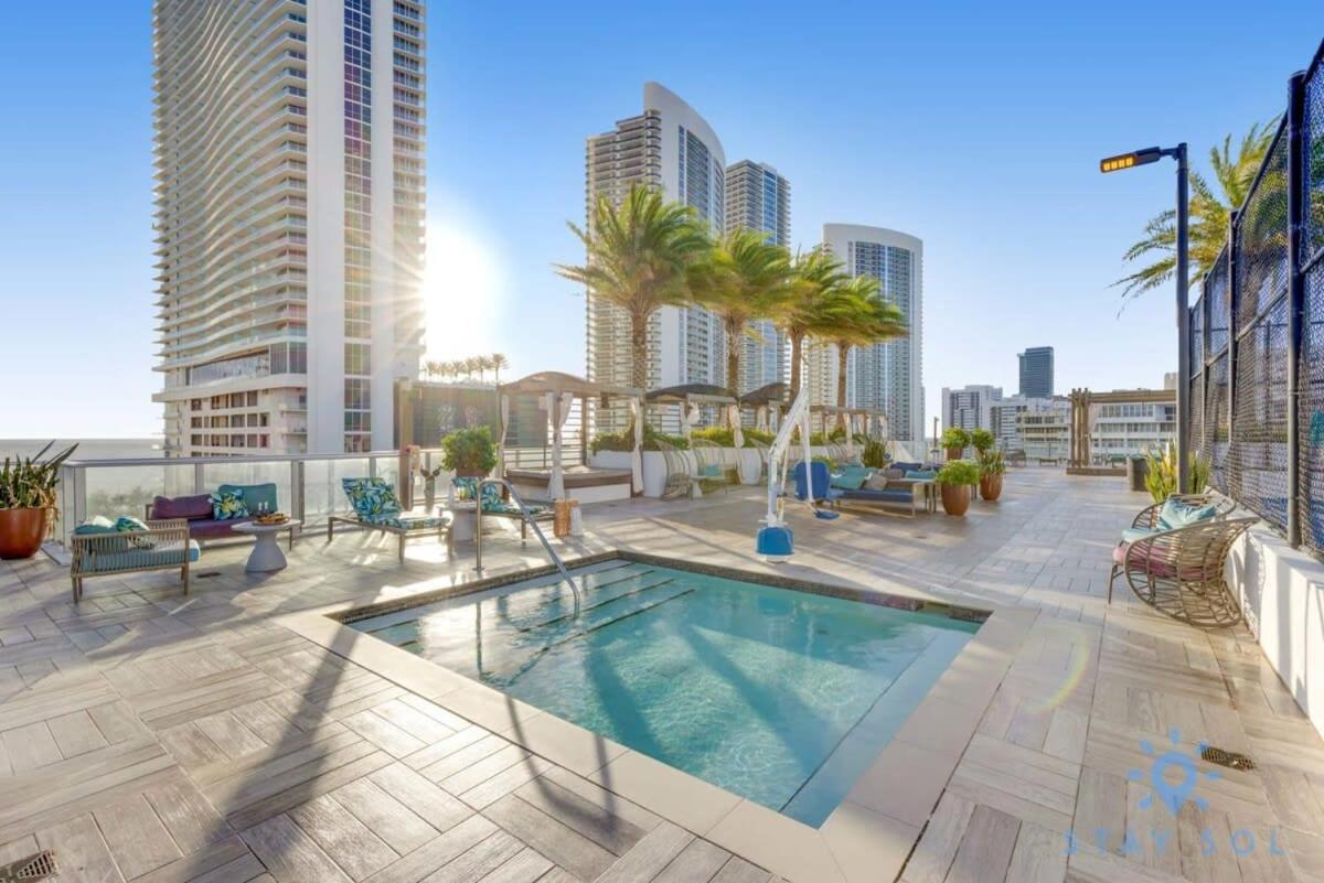 ハリウッドWrap Around Balcony - Insane Views - Amazing Poolsアパートメント エクステリア 写真