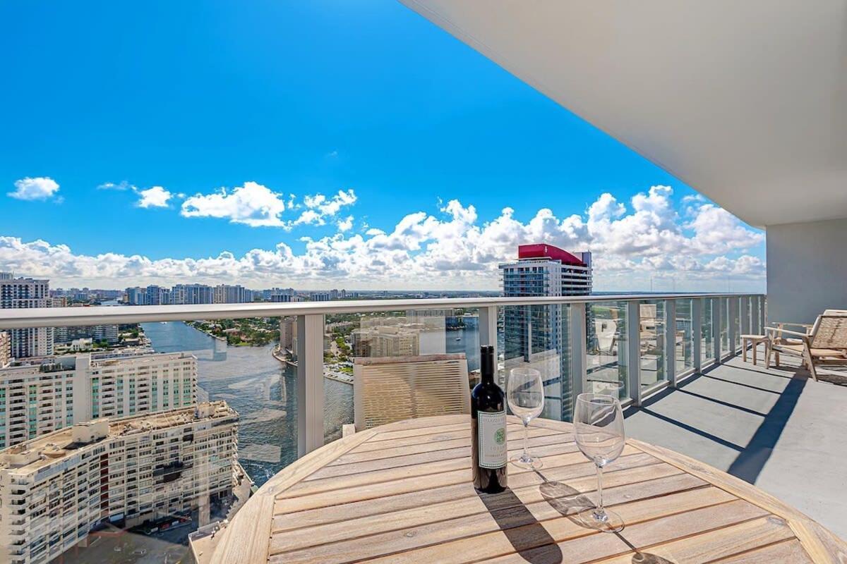 ハリウッドWrap Around Balcony - Insane Views - Amazing Poolsアパートメント エクステリア 写真