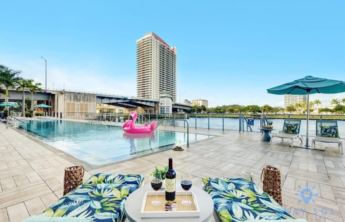 ハリウッドWrap Around Balcony - Insane Views - Amazing Poolsアパートメント エクステリア 写真