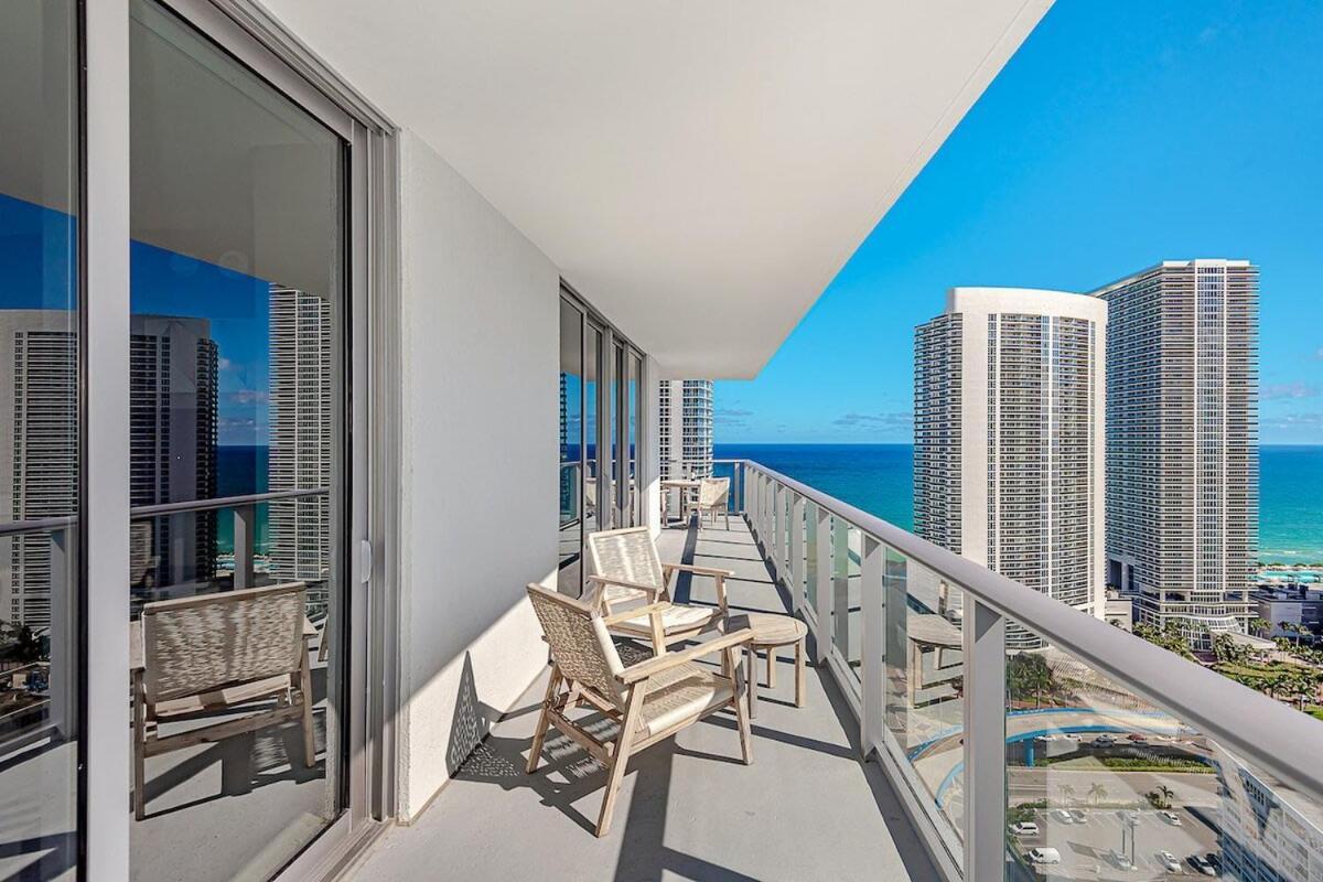 ハリウッドWrap Around Balcony - Insane Views - Amazing Poolsアパートメント エクステリア 写真