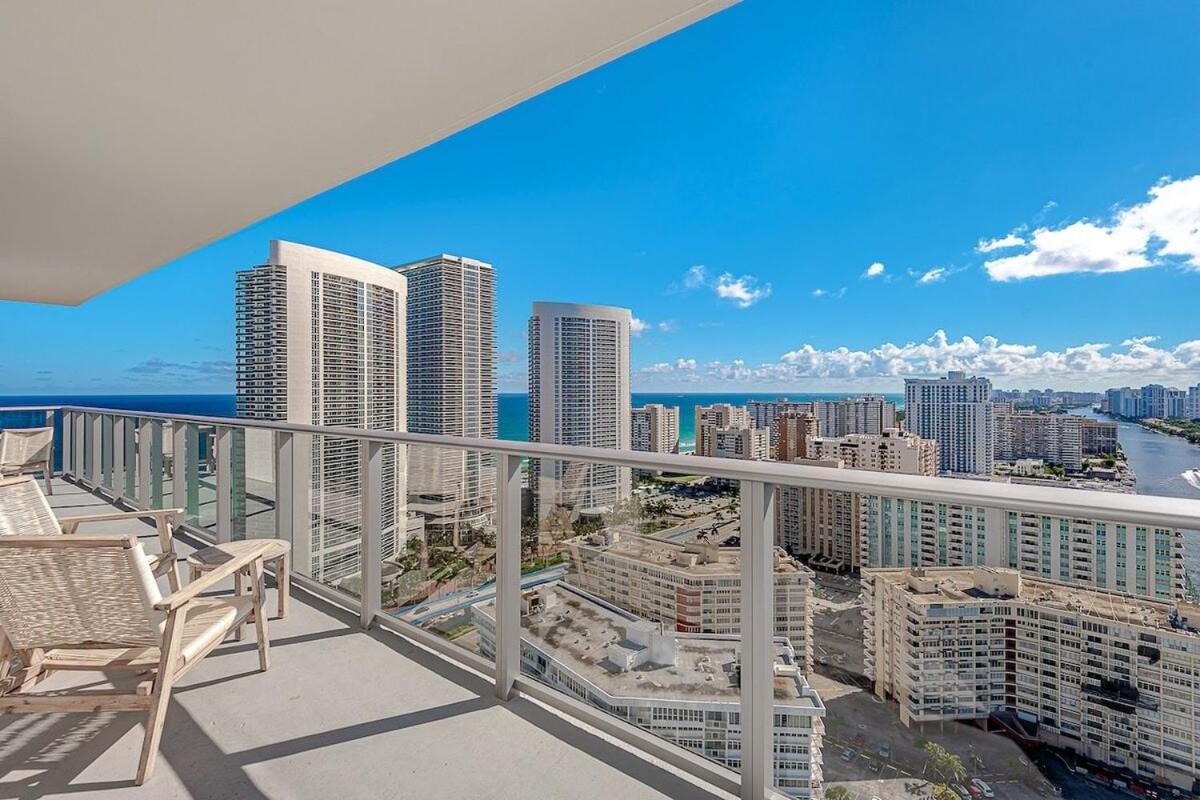 ハリウッドWrap Around Balcony - Insane Views - Amazing Poolsアパートメント エクステリア 写真